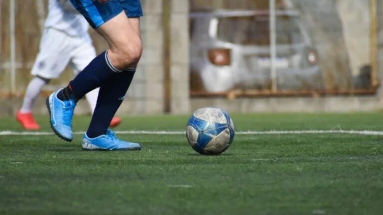 Un hombre de 71 años sufrió una descompensación fatal jugando al fútbol