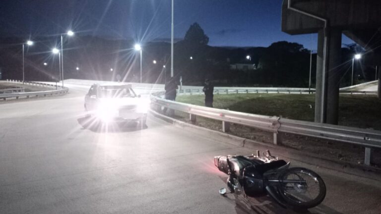 Motociclista herida tras chocar en la rotonda nueva de la Ruta 38
