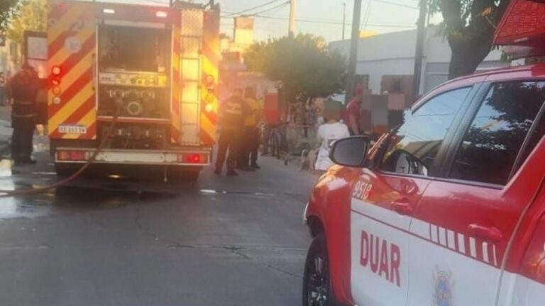 Fuego en una casa de Córdoba: cinco menores y su madre fueron rescatados