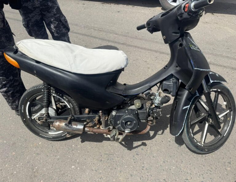 Un motociclista quedó detenido luego de intentar escapar de un control (Video)
