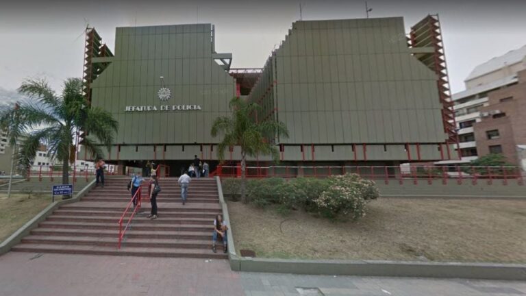 Detuvieron al policía que fotografiaba a sus compañeras en el baño