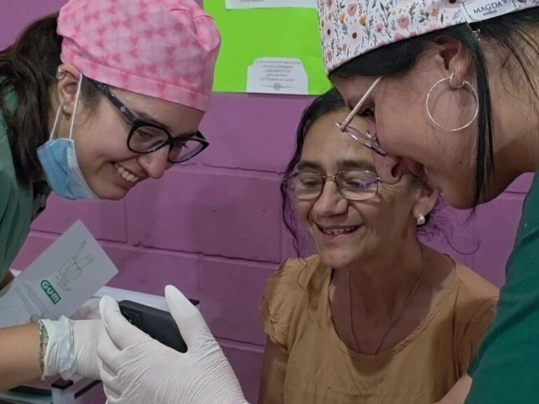 La UNC y el Municipio de Laguna Larga realizaron prótesis dentales gratuitas para adultos mayores