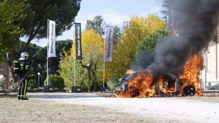 Renault prende fuego a un Megane eléctrico para demostrar su sistema de seguridad en caso de incendio