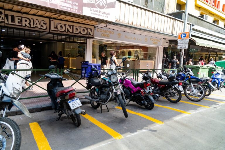 Ordenaron un nuevo sector de estacionamiento de motos en General Paz y Colón