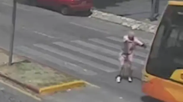 Córdoba: Un peatón de 84 años fue atropellado por un colectivo en Rafael Núñez (Video)