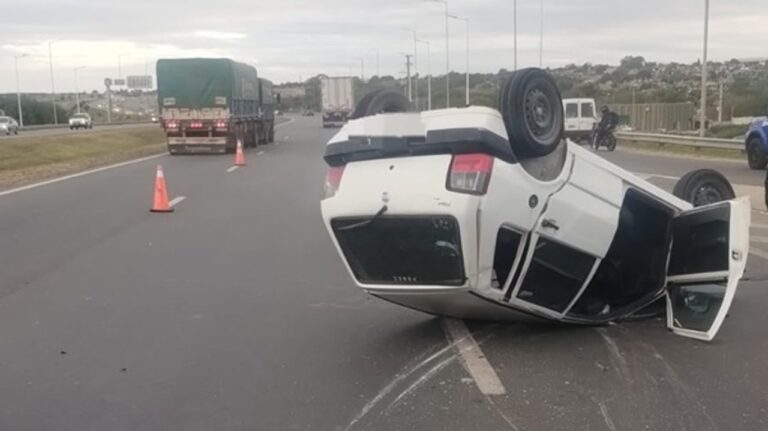 Córdoba: un auto con tres ocupantes volcó en avenida Circunvalación