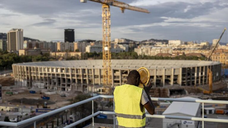 Las subcontratas del Camp Nou llevan casi dos millones de euros en multas por 218 fraudes laborales en las obras