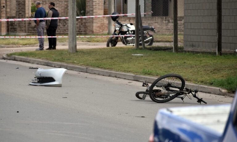 El automovilista se dio a la fuga: una joven murió tras ser atropellada en su bicicleta en Colonia Caroya