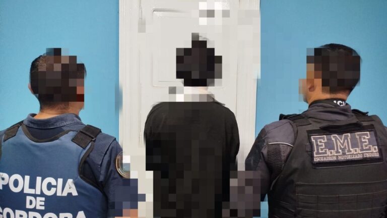 Atrapan a un hombre que agredió a la Policía tras ser advertido por quemar basura