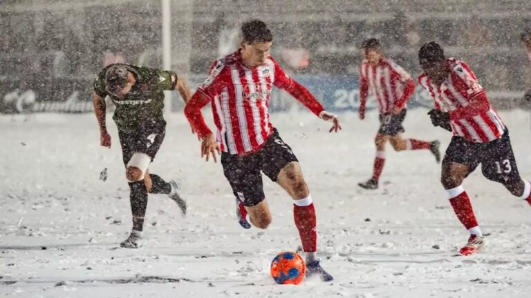 Bajo una tormenta de nieve y con un golazo: así fue la épica final de fútbol en Canadá