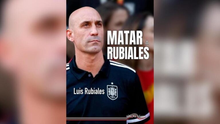 Un individuo ataca a Rubiales con huevos durante la presentación de su libro