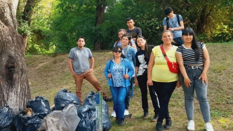 Alumnos del CENMA Bialet Massé limpiaron los márgenes del Arroyo Suncho Huayco
