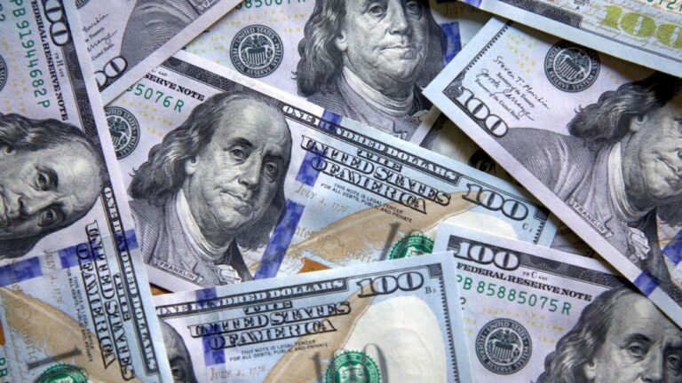 El dólar cayó por quinto día seguido: en cuánto quedó?