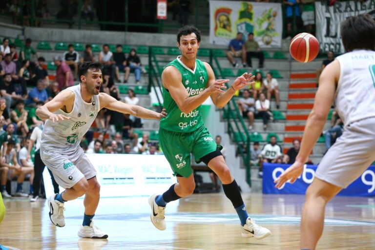 Atenas mostró una clara mejora, pero cayó en el cierre ante el líder Ferro