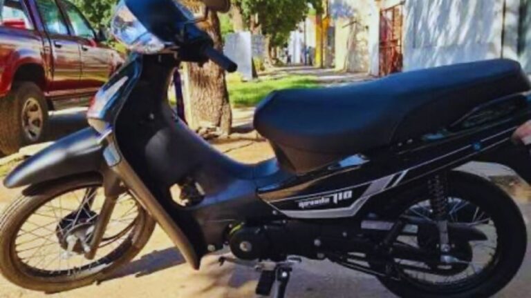 Una vecina pide ayuda para recuperar su moto robada