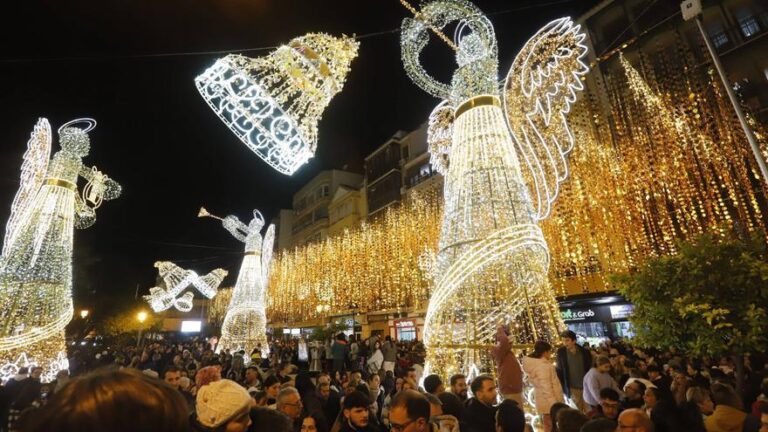 Puente Genil enciende la llama de la Navidad con la inauguración del alumbrado extraordinario