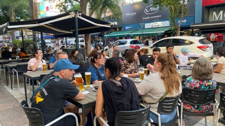 Turistas ya llenan Carlos Paz en el arranque del fin de semana largo