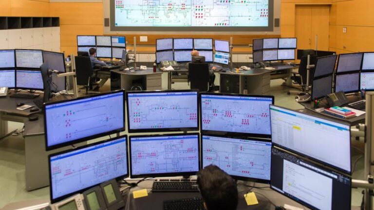 Los búnkeres que guardan el cerebro que controla la gasolina que se mueve por toda España