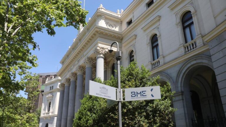 El Ibex 35 muestra dudas y sigue sin recuperar los 16.000 puntos