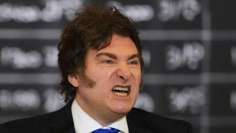 Polémica en Argentina por el nombramiento como ministro de Defensa de un militar e hijo de un represor acusado de 44 muertes