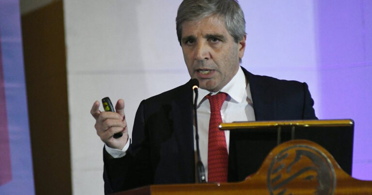 Con baja de encajes y premio a inversores, el Gobierno renovó 96% de un mega vencimiento de deuda