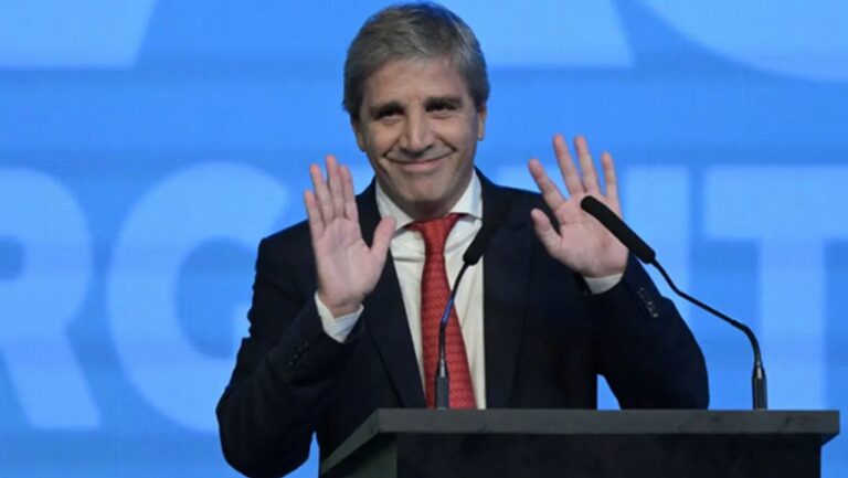 Luis Caputo defendió el precio del dólar y se burló de quienes dicen que está atrasado