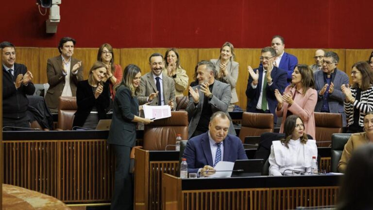 «Privatización, mentiras y corrupción»: la izquierda carga en bloque contra la gestión de Juanma Moreno