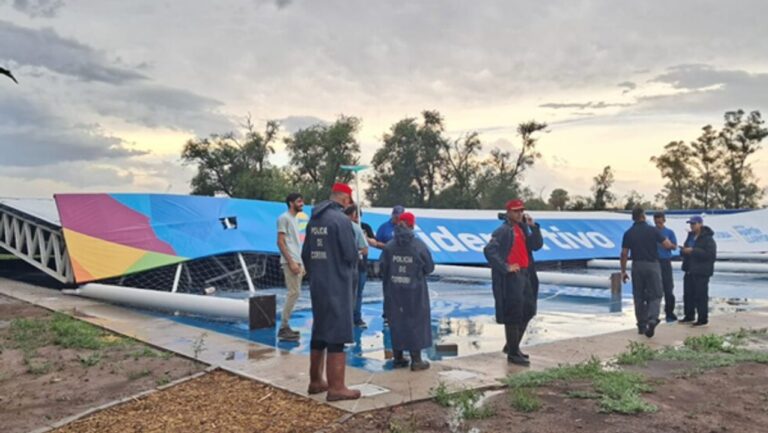 Tormentas en Córdoba: ráfagas de setenta kilómetros por hora derribaron un polideportivo