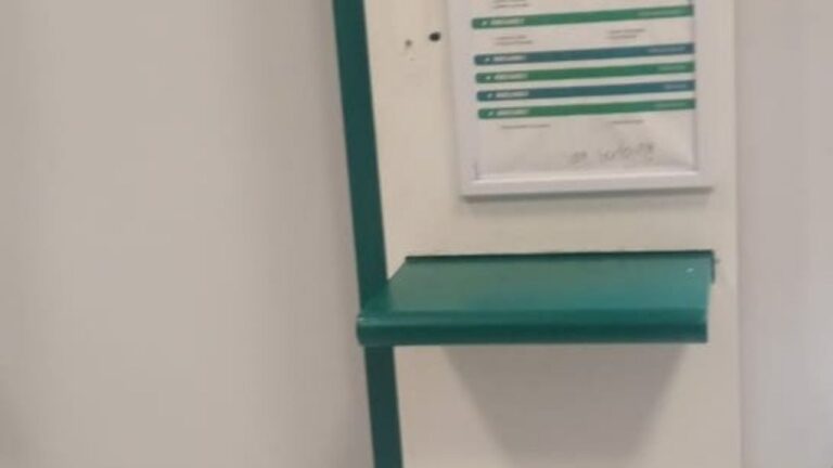 Destrozos en Córdoba: detienen a un hombre tras romper una moto y un teléfono