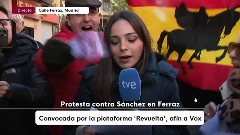 El presidente de RTVE denuncia el hostigamiento a una periodista en la protesta de Ferraz: «Fascistas haciendo de fascistas»