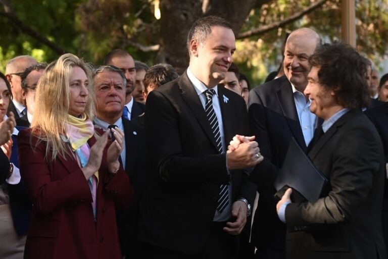 Milei parte de viaje con Karina y encarga a Manuel Adorni el manejo de la gestión