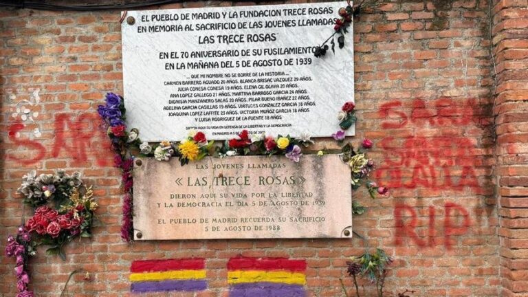 Sánchez lamenta la profanación de la tumba de las Trece Rosas y las amenazas a la periodista Sarah Santaolalla