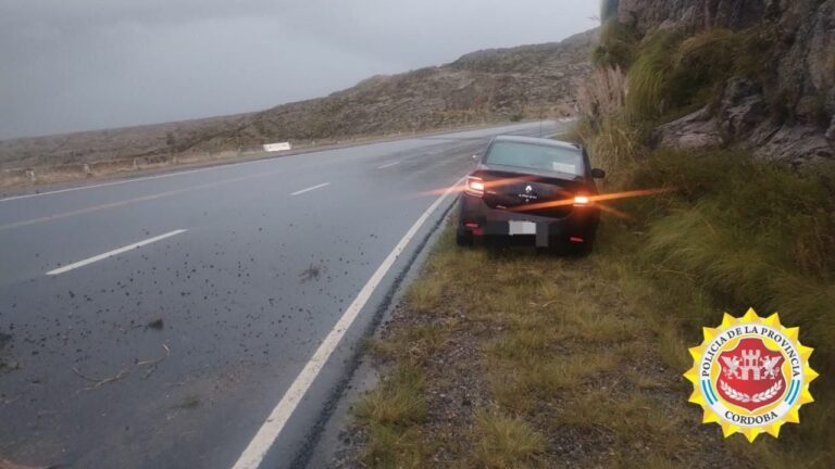 Un conductor perdió el control y despistó en la ruta de las Altas Cumbres